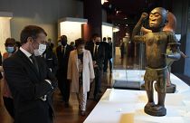 Der französische Präsident Emmanuel Macron vor kolonialer Raubkunst im Pariser Museum Quai Branly.