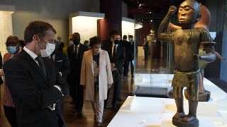 Der französische Präsident Emmanuel Macron vor kolonialer Raubkunst im Pariser Museum Quai Branly.
