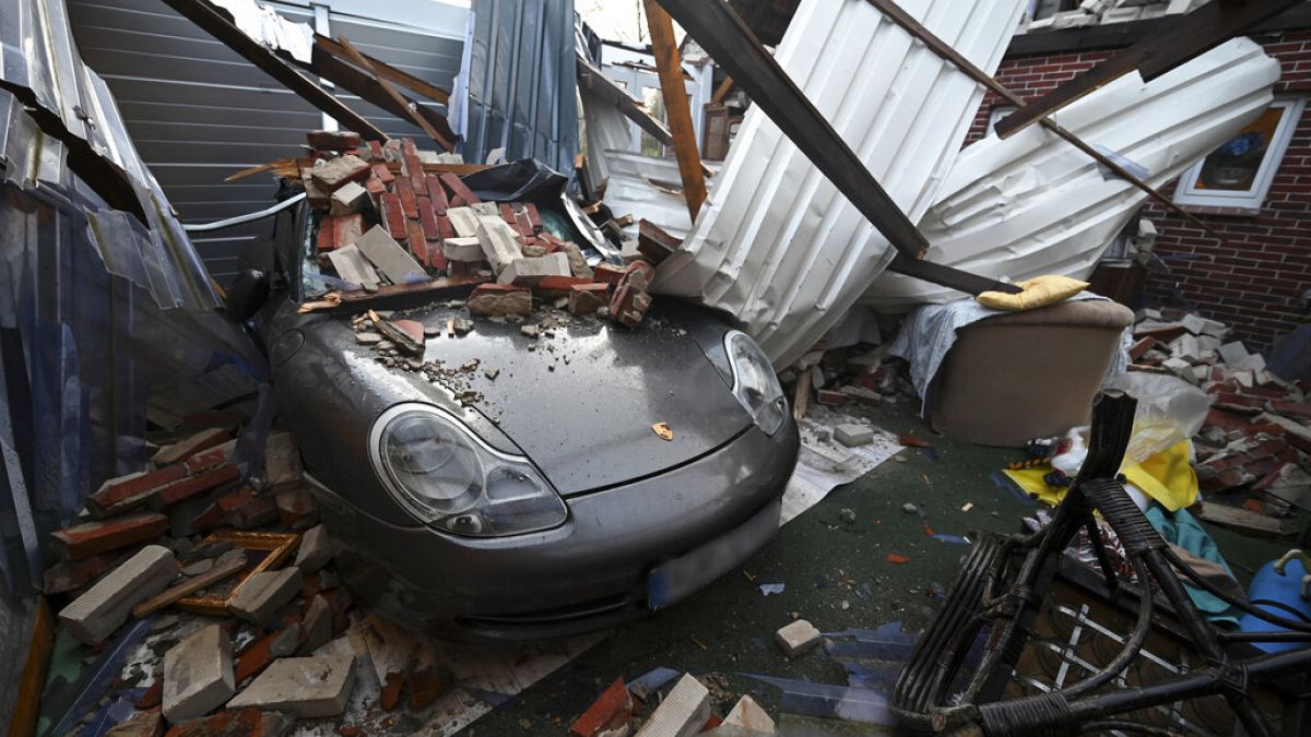 Tempestade "Eunice" deixa 16 mortos e muitos prejuízos pela Europa