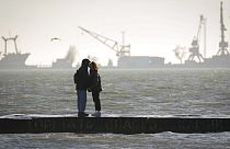 Una pareja de ucranianos se besa en el puerto de Mariupol el sábado 19 de febrero de 2022
