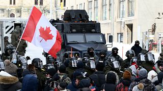 Polícia antimotim canadiana durante a intervenção contra o protesto antivacinas