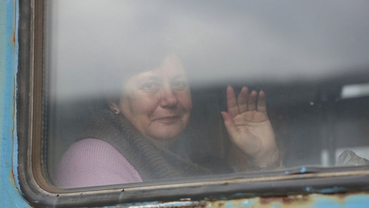 Ukrayna'nın ayrılıkçı doğusundan 40 bin sivil tahliye edildi 
