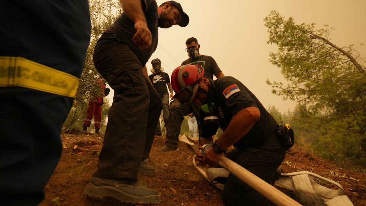Επιχείρηση πυροσβεστών στο χωριό Καμάρια στην Εύβοια κατά τις πυρκαγιές του καλοκαιριού του 2021