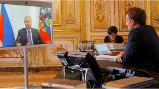 صورة أرشيفية للرئيس الفرنسي إيمانويل ماكرون وهو يتحدث عبر تقنية "الفيديو كونفرنس" مع الرئيس الروسي فلاديمير بوتين في قصر الإليزيه بباريس 26 يونيو 2022
