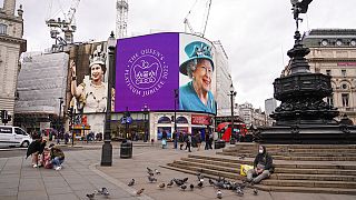  lo schermo di Piccadilly Circus è illuminato per celebrare il 70° anniversario dell'ascesa al trono della regina Elisabetta britannica, a Londra, domenica 6 febbraio 2022