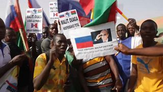 Un grupo de manifestantes odean banderas rusas y exhíbe una fotografía de Vladímir Putin en Uagadugú