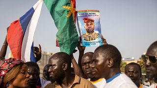 Demonstranten mit Bild von Militäranführer Paul-Henri Sandaogo Damiba