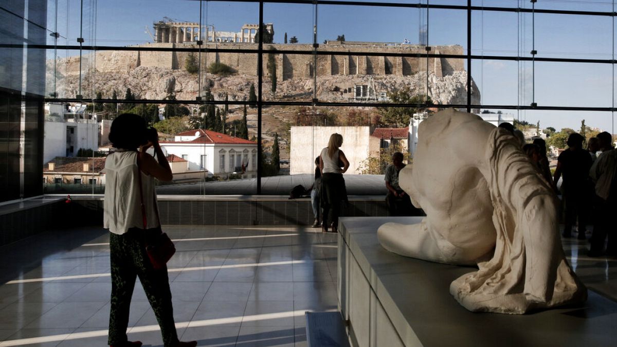 Επισκέπτες στο μουσείο της Ακρόπολης στην Αθήνα
