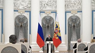 Nem látszik megrendültnek az orosz elnök a szankció fenyegetések nyomán