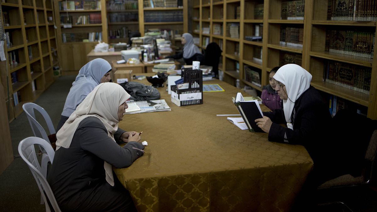 صورة أرشيفية لنساء فلسطينيات يقرأن في مكتبة مجمع المسجد الأقصى بالقدس والتي تحتوي على آلاف المخطوطات القديمة، 27 يناير 2014.