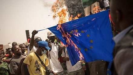 Des Maliens célèbrent le retrait français en brûlant le drapeau de l'UE