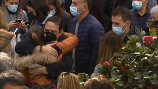 Familiares de los desaparecidos en el naufragio del pesquero gallego se abrazan en Marín, Galicia