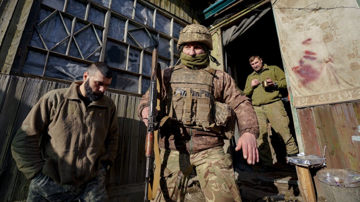 Un militaire ukrainien prenant son service sur la ligne de front près de Popasna, dans la région de Lougansk, dans l'est de l'Ukraine, dimanche 20 février 2022.
