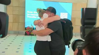 Két év után lehet Ausztráliába utazni - óriási volt az öröm a sydney-i reptéren