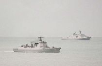 تصویری که وزارت دفاع استرالیا از دو کشتی چینی منتشر کرد. حمله لیزری توسط یکی از این دو کشتی صورت گرفت.