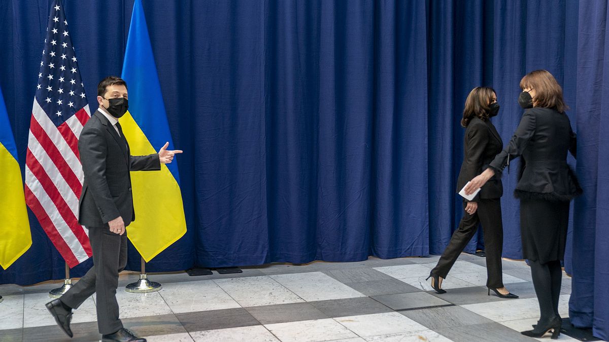 US-Vizepräsidentin Kamala Harris und der ukrainische Präsident Wolodymyr Selenskyj bei der Münchner Sicherheitskonferenz,