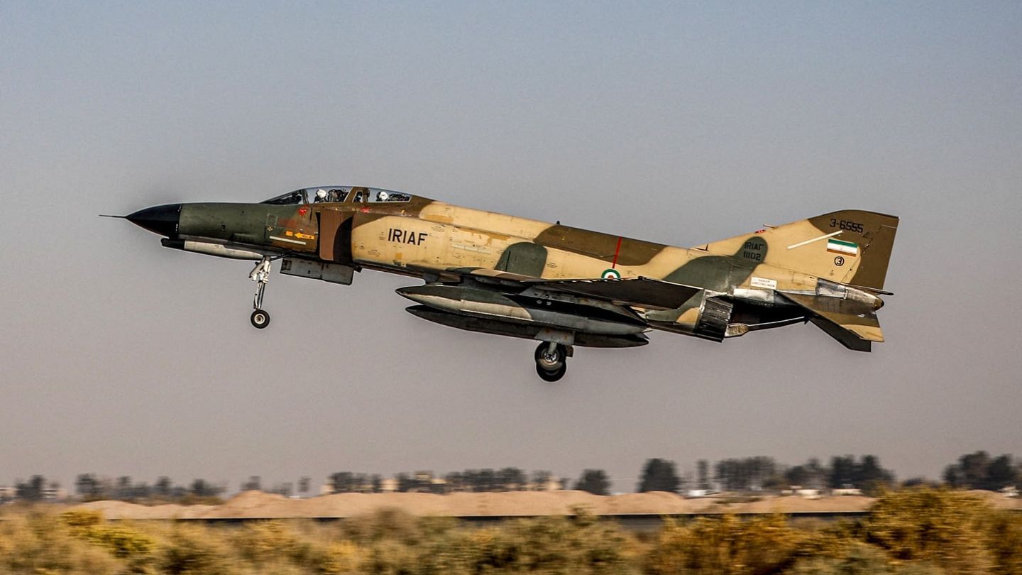 مقتل ثلاثة في تحطم طائرة حربية من طراز إف-5 في تبريز بإيران | Euronews