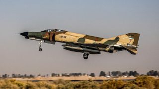 طائرة مقاتلة من طراز F-4E Phantom II تابعة لسلاح الجو الإيراني أثناء تمرين جوي في أصفهان بوسط إيران، في 2 نوفمبر 2020