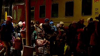 Люди, эвакуированные из самопровозглашённой Донецкой Народной Республики, стоят в очереди перед поездом для эвакуацией вглубь России. Таганрог, 20 февраля 2022 года