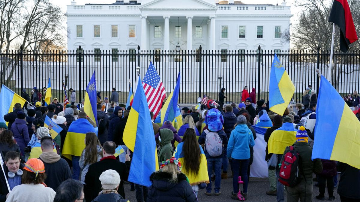 تجمع الناس بعد وقفة احتجاجية ومسيرة تضامنية مع أوكرانيا خارج البيت الأبيض في واشنطن، الأحد 20 فبراير 2022