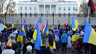 تجمع الناس بعد وقفة احتجاجية ومسيرة تضامنية مع أوكرانيا خارج البيت الأبيض في واشنطن، الأحد 20 فبراير 2022