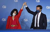 La presidenta de la Comunidad de Madrid, Isabel Díaz Ayuso, y el líder del Partido Popular, Pablo Casado, celebran la victoria en las elecciones regionales