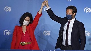 La presidenta de la Comunidad de Madrid, Isabel Díaz Ayuso, y el líder del Partido Popular, Pablo Casado, celebran la victoria en las elecciones regionales