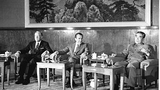دیدار نیکسون رئیس جمهور آمریکا از پکن در ۱۹۷۲ در تصویر مائو تسه تونگ رئیس جمهور وقت چین دیده می‌شود.