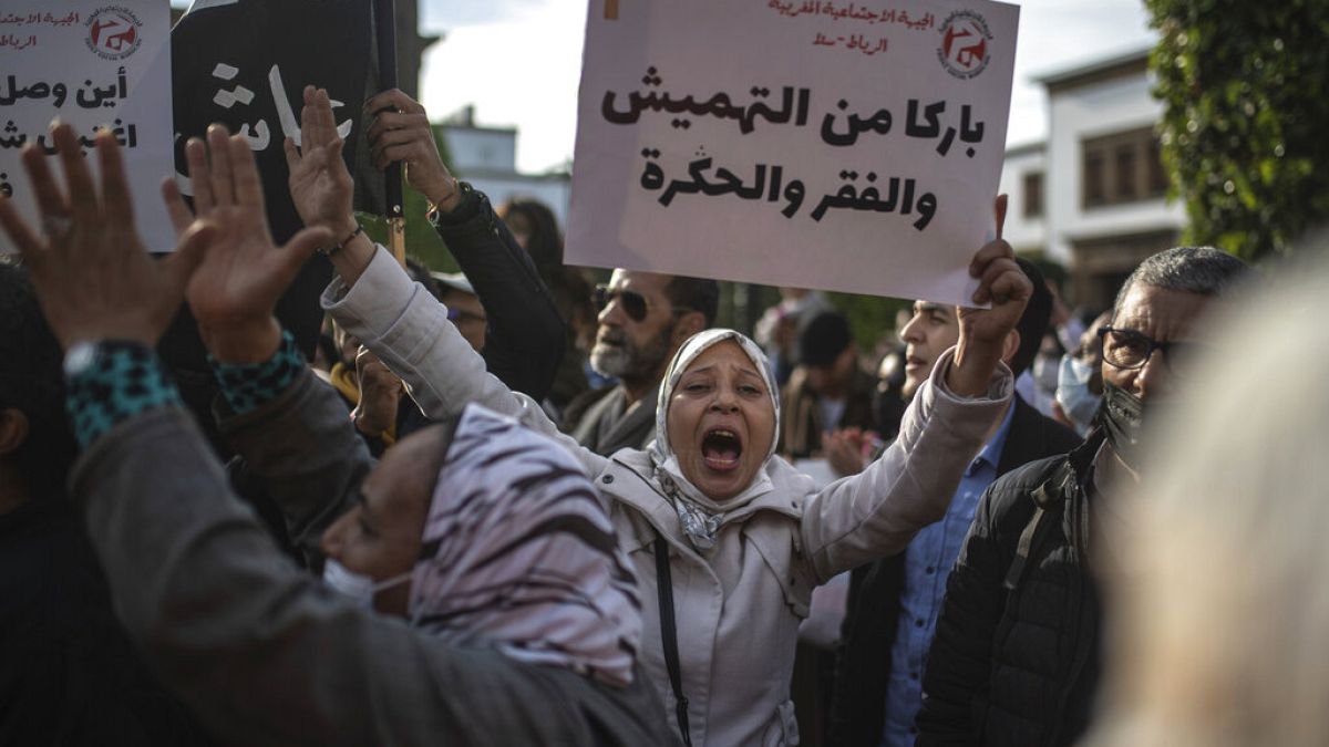 امرأة تهتف بشعارات وتحمل لافتة كتب عليها "كفى إهمالا وفقرا وذلا" أثناء مظاهرات ضد ارتفاع الأسعار، في الرباط، المغرب 20 فبراير 2022