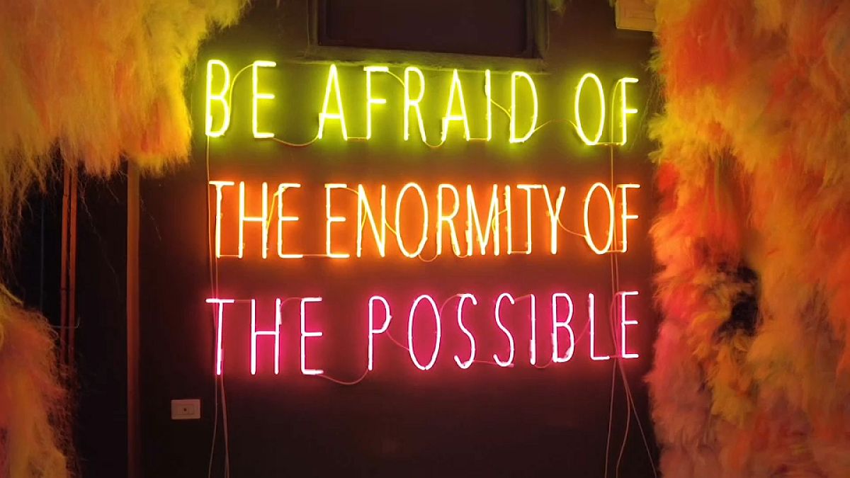 "Tem medo da enormidade do possível", uma obra em néon do artista Alfredo Jaaral 