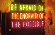 "Tem medo da enormidade do possível", uma obra em néon do artista Alfredo Jaaral