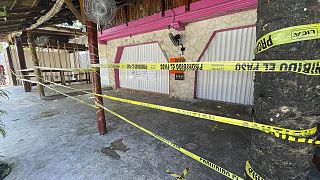 Una cinta de seguridad de la policía cubre el exterior de un restaurante el día después de un tiroteo entre traficantes de drogas en Tulum, México, 22 de octubre de 2021.