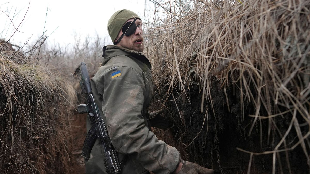 Soldado ucraniano numa trincheira perto de Zolote, no leste da Ucrânia