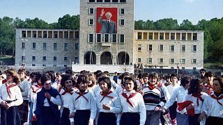 1987, TIrana: úttörők felvonulása május 1-én, a háttérben Enver Hodzsa plakátja