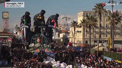 Una de las carrozas gigantes del tradicional carnaval, 20/2/2022, Viareggio, Italia