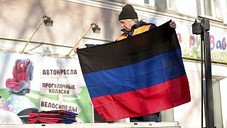 Πολίτης ανεμίζει την σημαία της αυτοαποκαλούμενης «Δημοκρατίας του Ντόνετσκ» στην ανατολική Ουκρανία