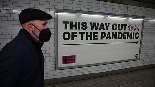 Ultimi giorni di mascherine obbligatorie in Inghilterra: la via per uscire dalla pandemia è tracciata.