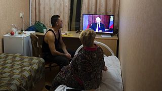 Donyeckiek nézik Putyin elnök bejelentését a tévében arról: elismeri a két szakadár régió függetlenségét