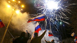 La festa di Donetsk dopo il riconoscimento dell'indipendenza da parte di Putin