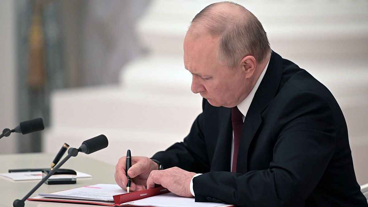 Putin firma un documento que reconoce la independencia de las regiones separatistas del este de Ucrania