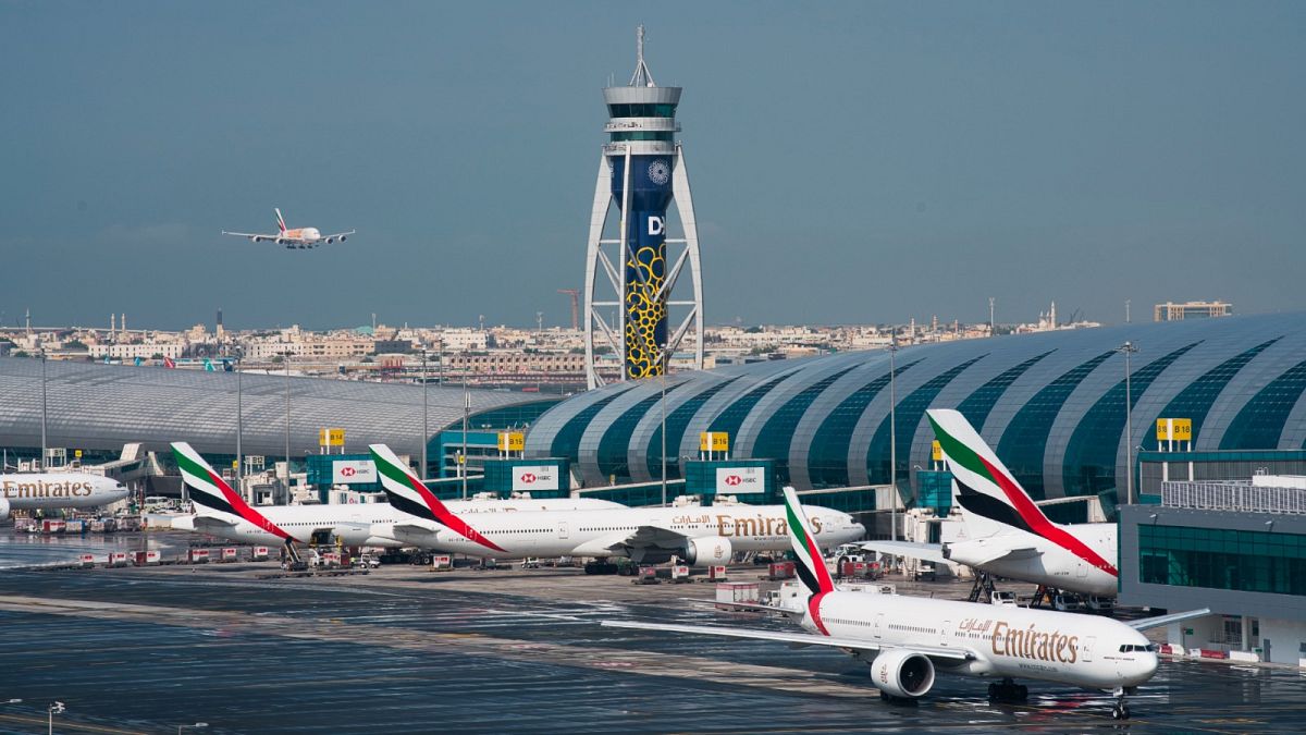 طائرات في مطار دبي 