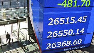 Egy elektronikus kijelző a tokiói részvénypiacon. Az ázsiai piacok már reagáltak a friss hírekre