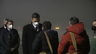 El presidente del Gobierno de España, Pedro Sánchez, recibe a los supervivientes del Villa de Pitanxo