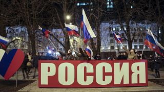 Ünnepelnek emberek Donyeckben, miután Putyin orosz elnök aláírta a "Luhanszki Népköztársaság" és a "Donyecki Népköztársaság" függetlenségének elismerését