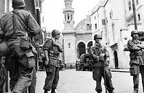 من الأرشيف، القوات الفرنسية تغلق القصبة في الجزائر العاصمة، والتي يبلغ عمرها 400 عام، في 27 مايو 1956