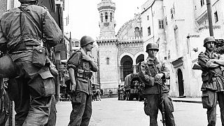 من الأرشيف، القوات الفرنسية تغلق القصبة في الجزائر العاصمة، والتي يبلغ عمرها 400 عام، في 27 مايو 1956