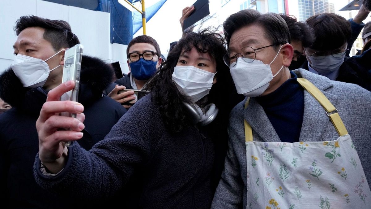 لی جائه-میونگ، نامزد ریاست جمهوری کره جنوبی در حال گرفتن سلفی با یکی از هوادارانش