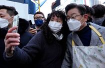 لی جائه-میونگ، نامزد ریاست جمهوری کره جنوبی در حال گرفتن سلفی با یکی از هوادارانش