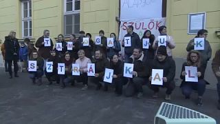 Szülők demonstrálnak a polgári engedetlenségi akciót folytató tanárok mellett Budapesten