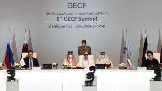 أمير قطر الشيخ تميم بن حمد آل ثاني خلال اجتماع قادة الدول الرئيسية المنتجة للغاز في الدوحة 22 فبراير 2022